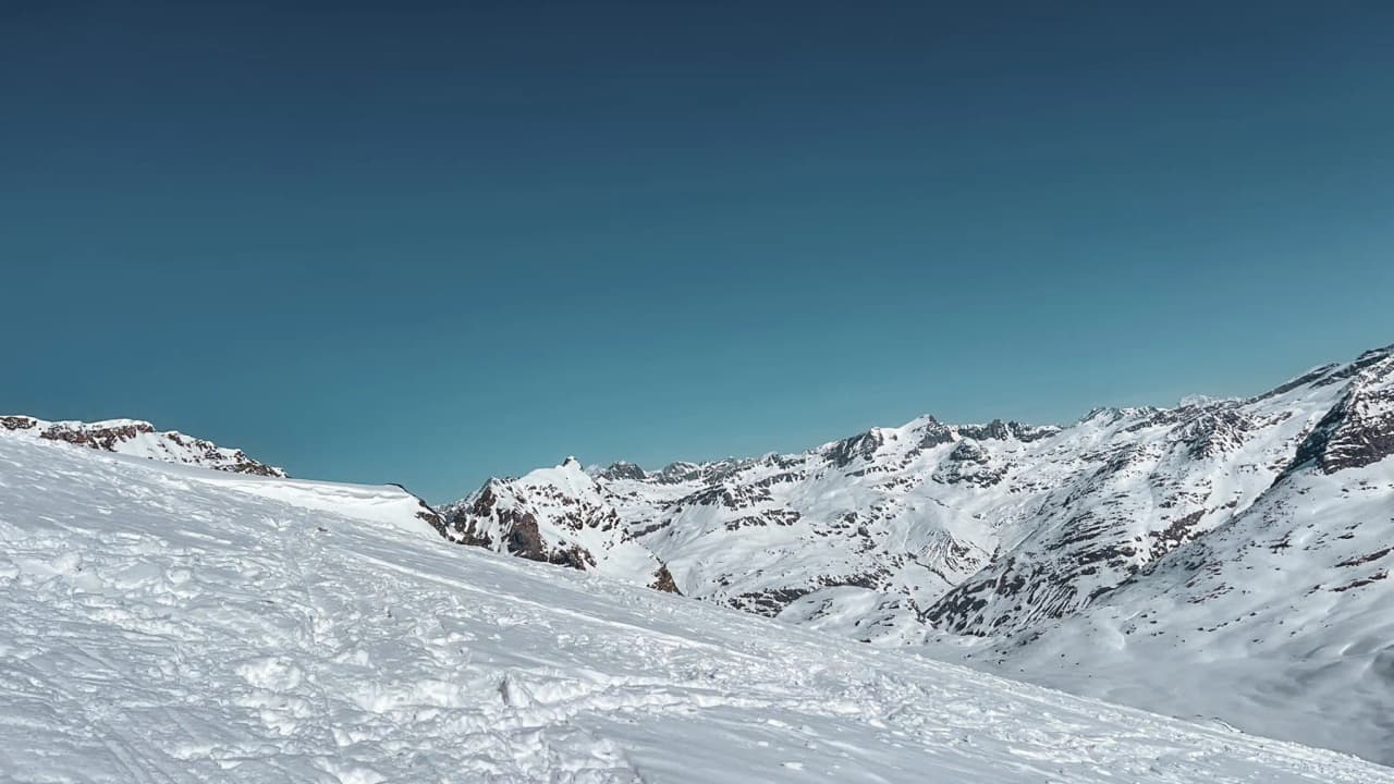 A majestic panorama of the Vanoise glaciers, under an azure sky, an invitation to adventure.