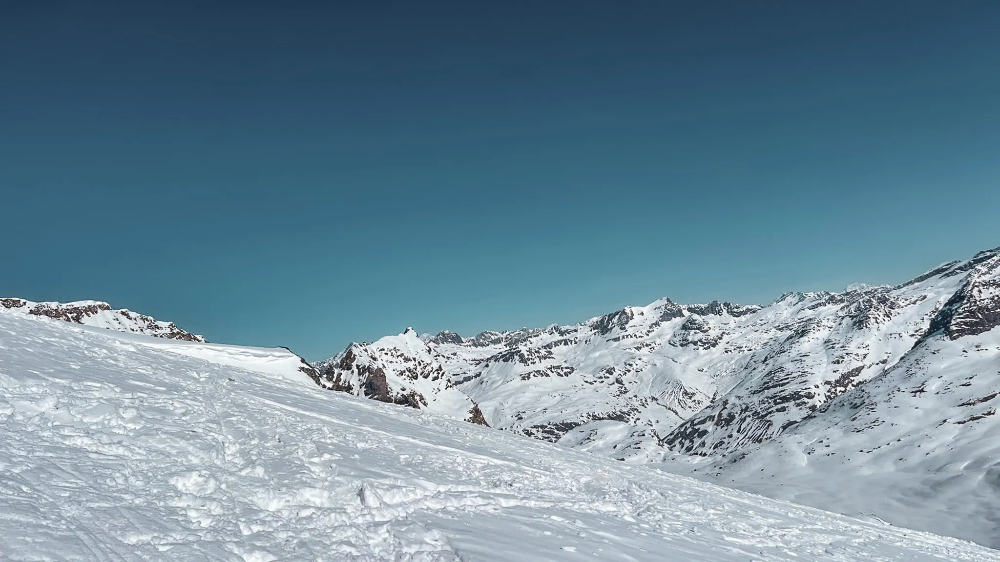 Panorama majestueux des glaciers de la Vanoise, sous un ciel azur, invitant à l'aventure.