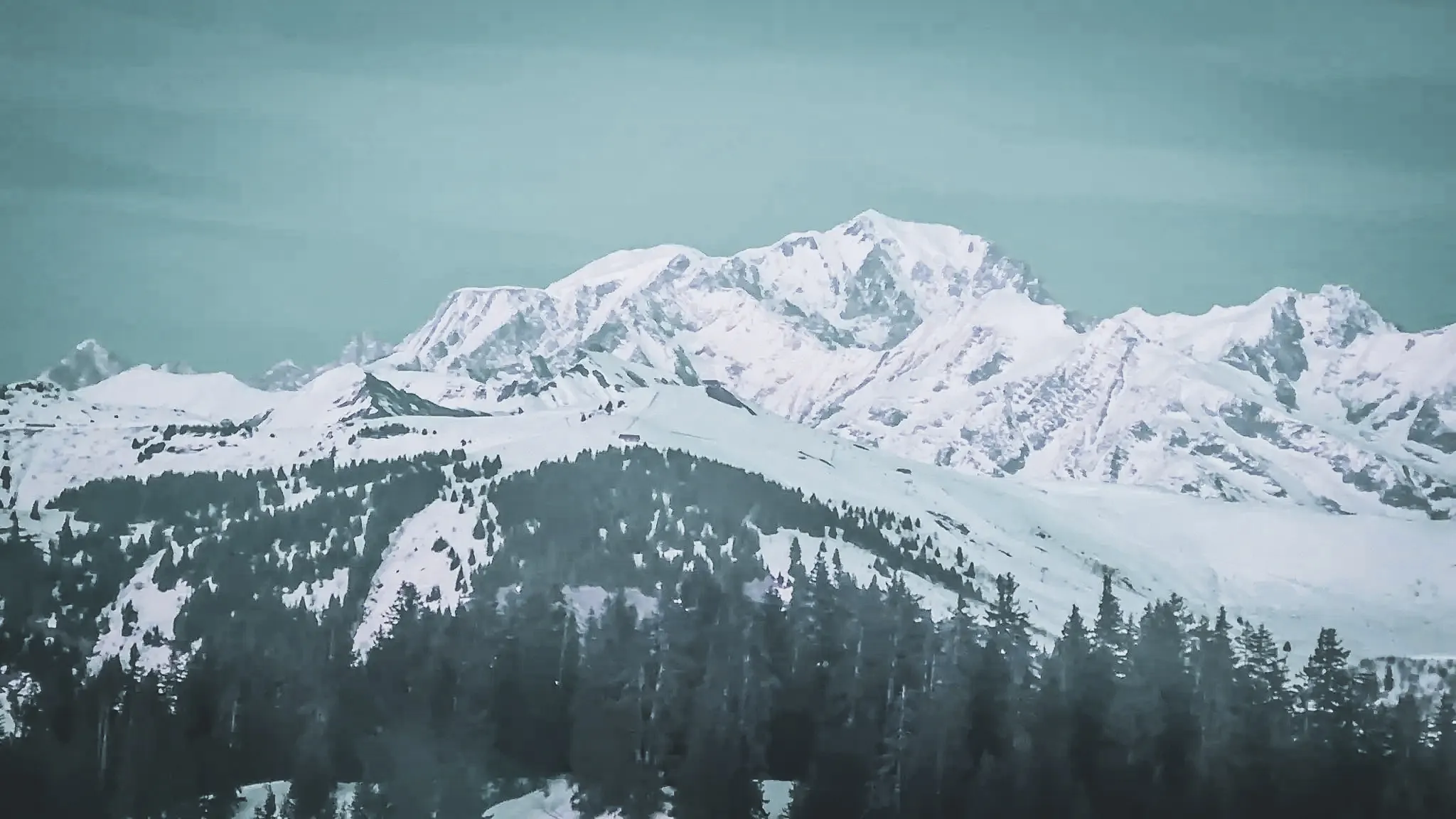 Panoramic views of the snow-capped peaks of Mont Blanc, a paradise for ski touring.