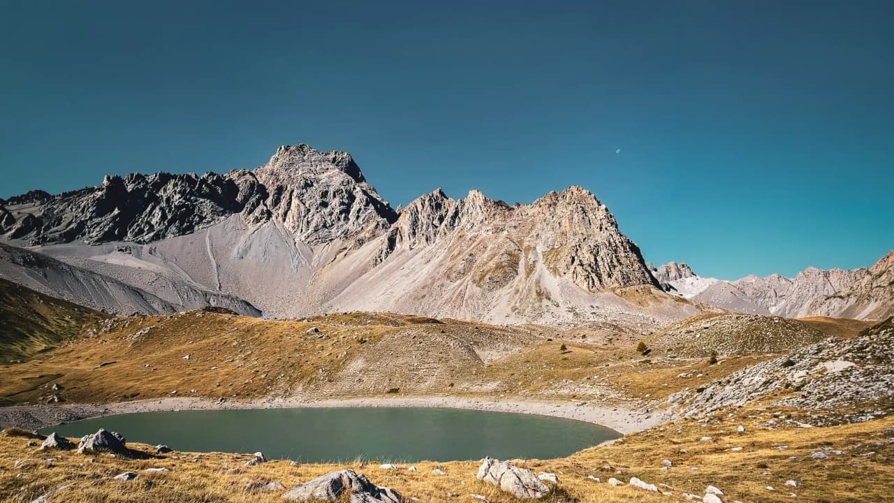 Prachtige bergen met uitzicht op een turquoise meer in een idyllische Alpenomgeving.