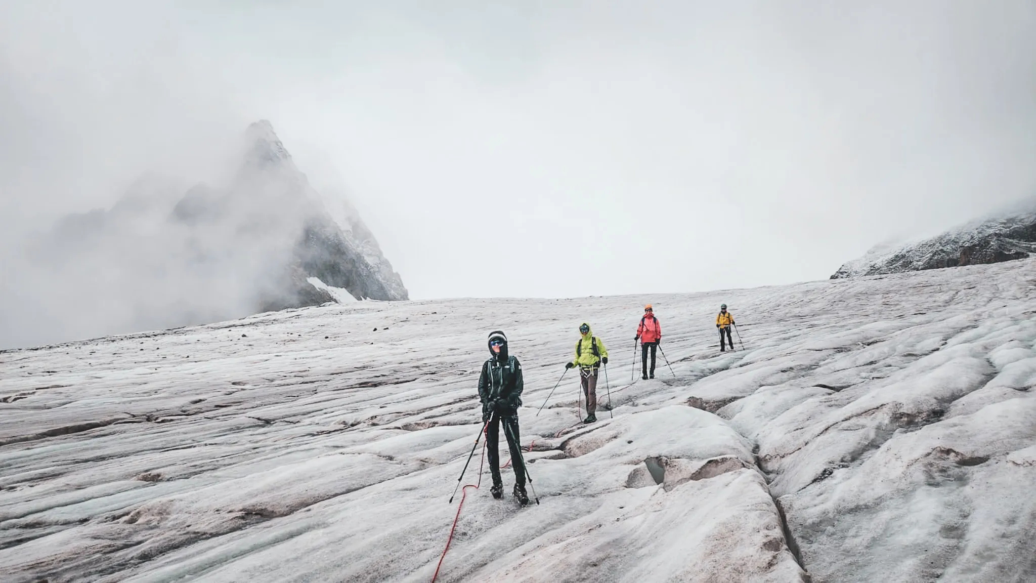 Des alpinistes sur un glacier aux Écrins, prêts à gravir des sommets majestueux.