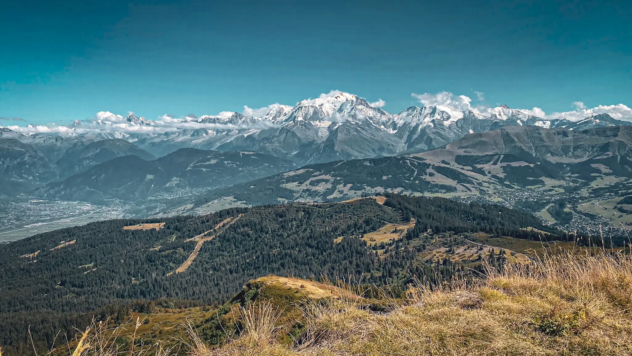 Panorama saisissant des crêtes du Val d’Arly avec le majestueux Mont-Blanc en arrière-plan.
