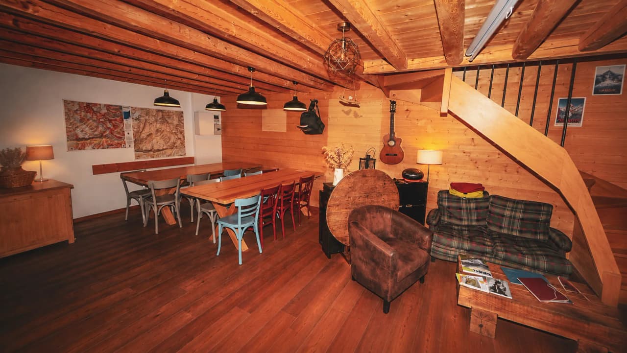 Un intérieur chaleureux en bois, idéal pour se reposer après une journée de ski à La Grave.