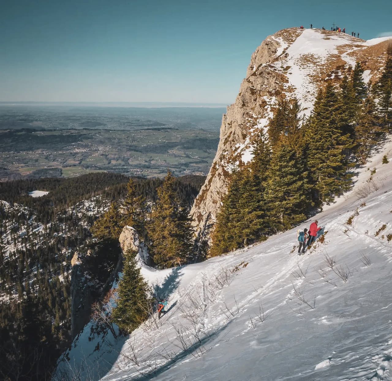 Randonnée en raquettes sur les crêtes enneigées, vue panoramique époustouflante sur la Chartreuse.