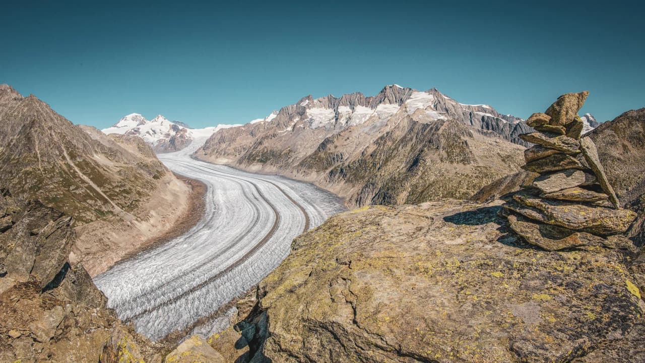 Vue spectaculaire sur le glacier d'Aletsch et les montagnes environnantes, idéale pour l'aventure.