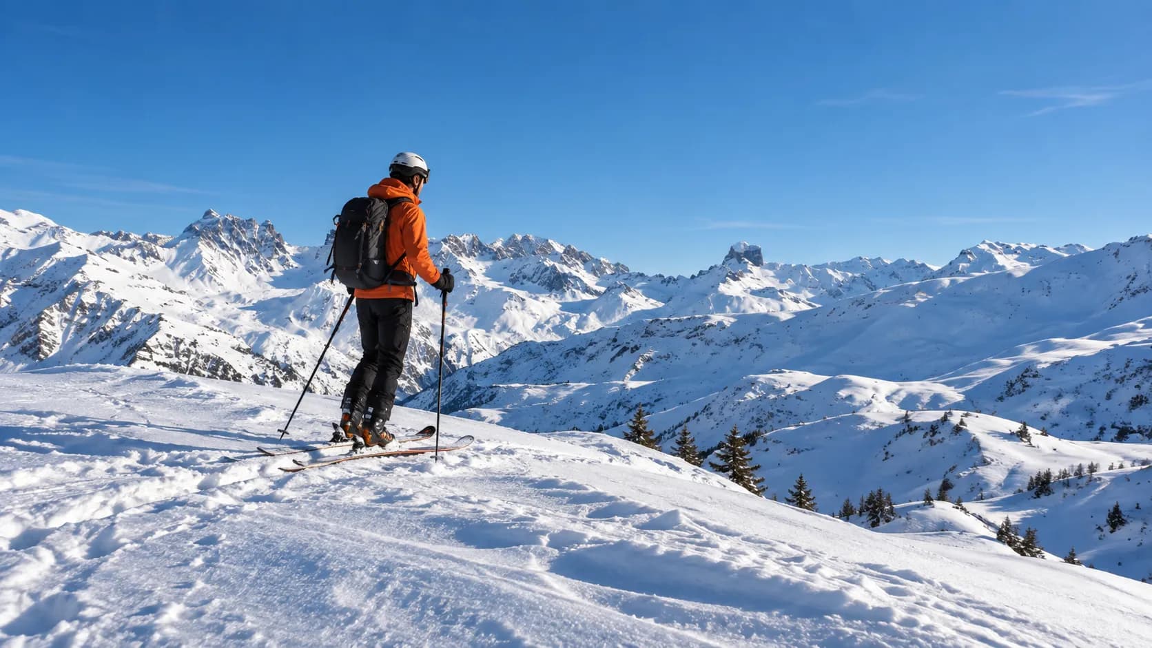 Ski-tochten in de prachtige besneeuwde bergen van het Beaufortain onder een stralend blauwe hemel.