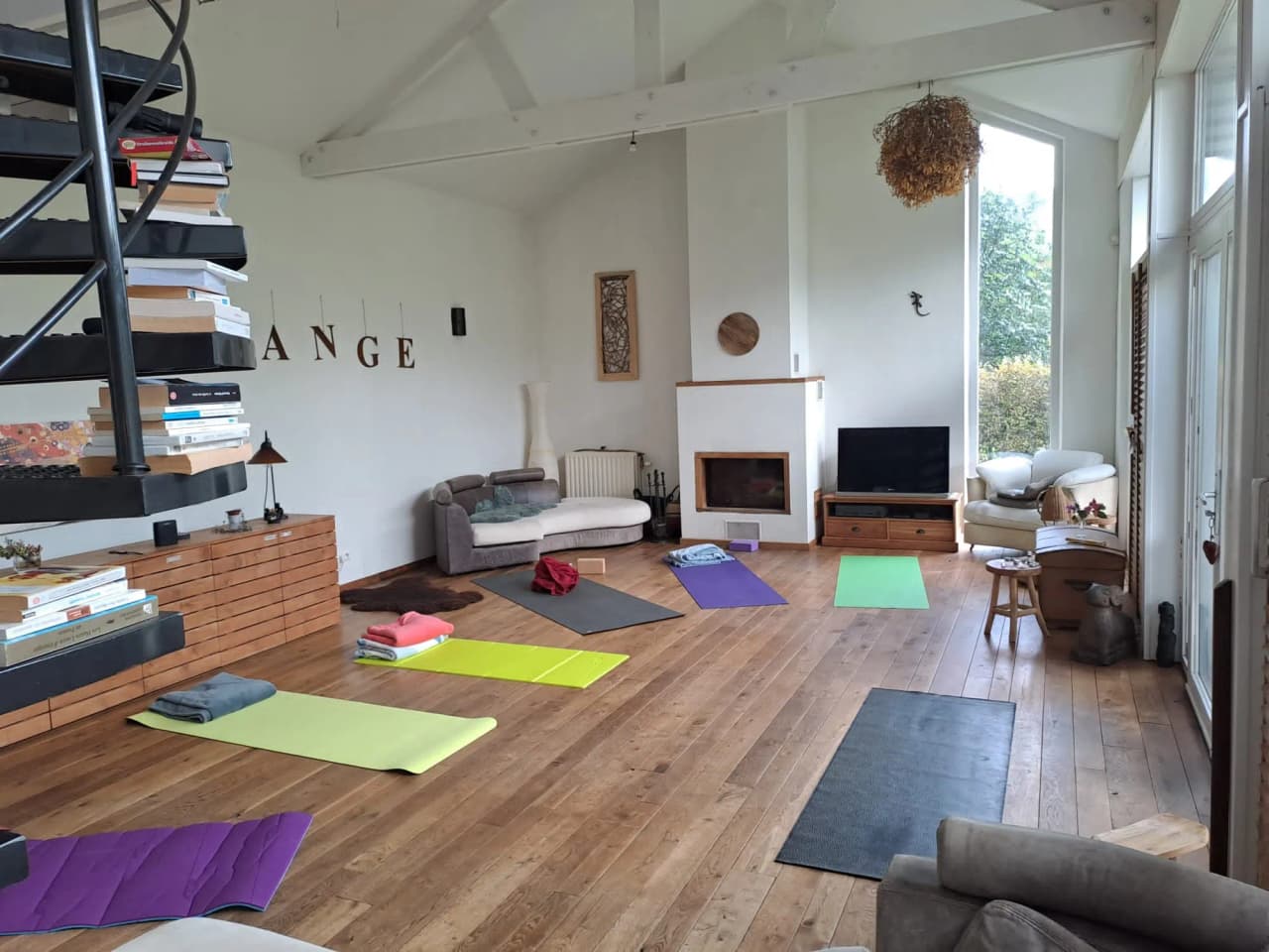 A bright, soothing space for practising yoga, surrounded by nature in Durbuy.