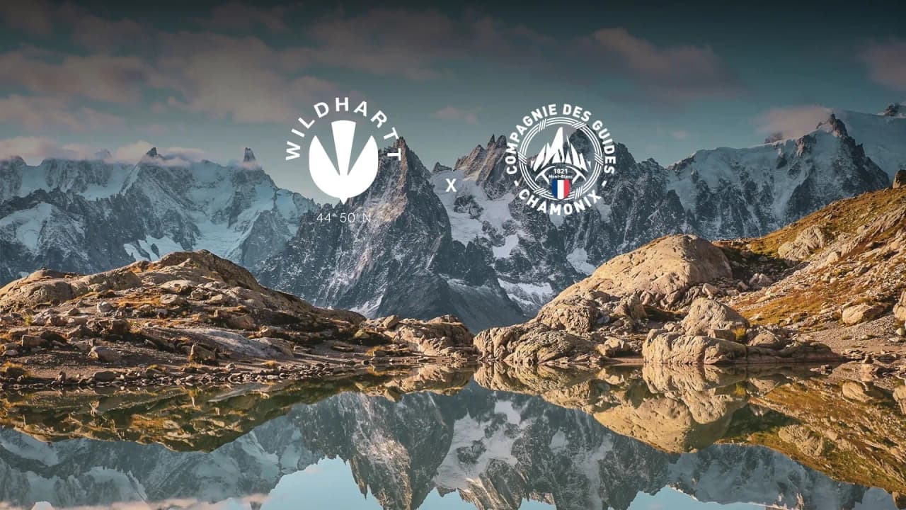 Montagnes majestueuses et lacs réfléchissants forment un paysage d'aventure alpine enchanteur.