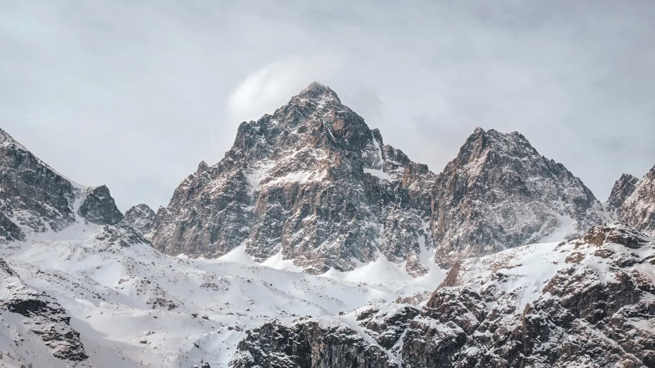 Mont Viso majestueux, couvert de neige, invitant à l'aventure en ski de randonnée.