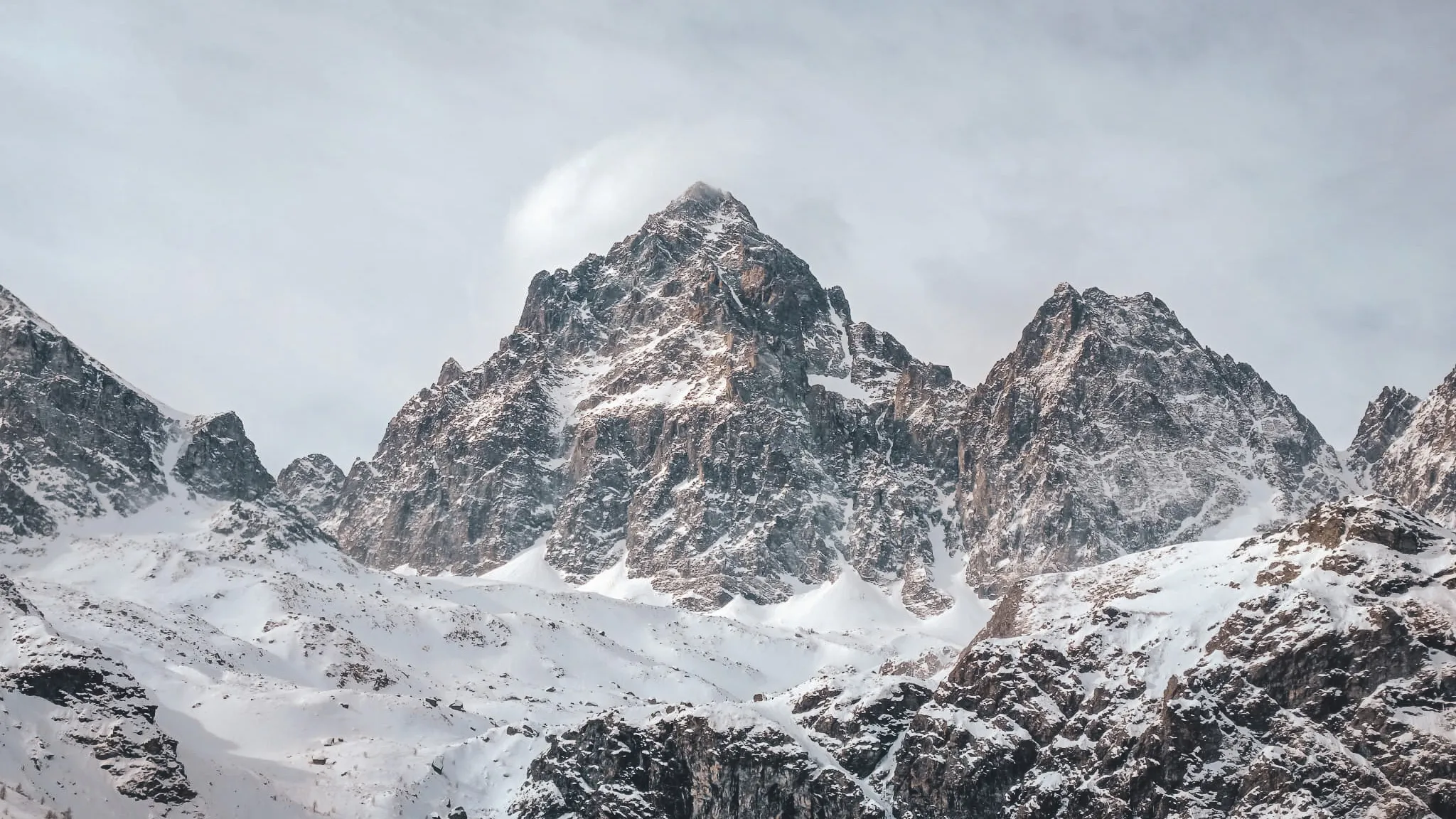 Mont Viso majestueux, couvert de neige, invitant à l'aventure en ski de randonnée.