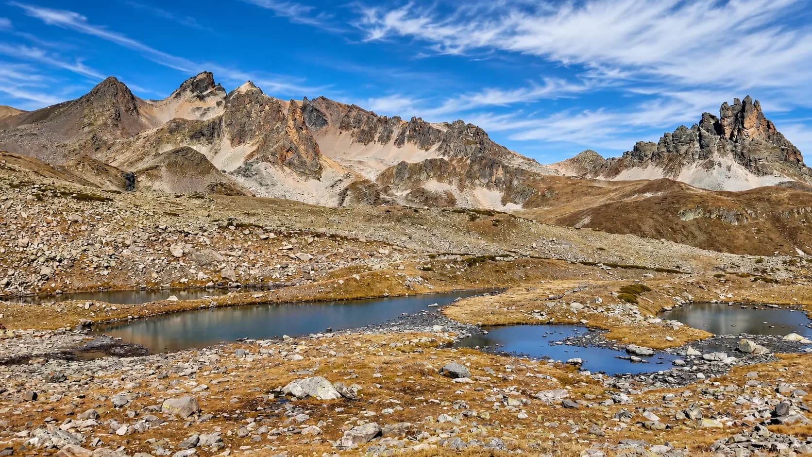 Tranquil lakes surrounded by majestic mountains invite you to get away from it all and set off on an adventure.