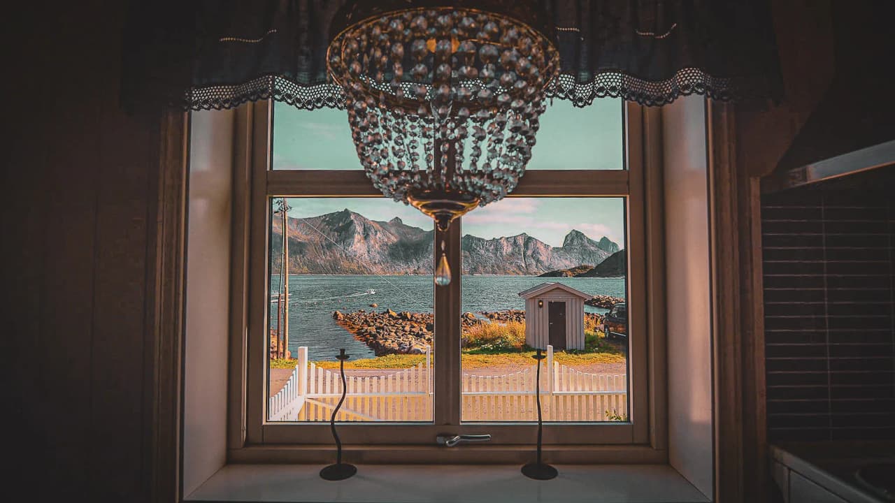 Kalmerende uitzichten over een fjord, majestueuze bergen en een charmante hut die je uitnodigt om te ontsnappen.