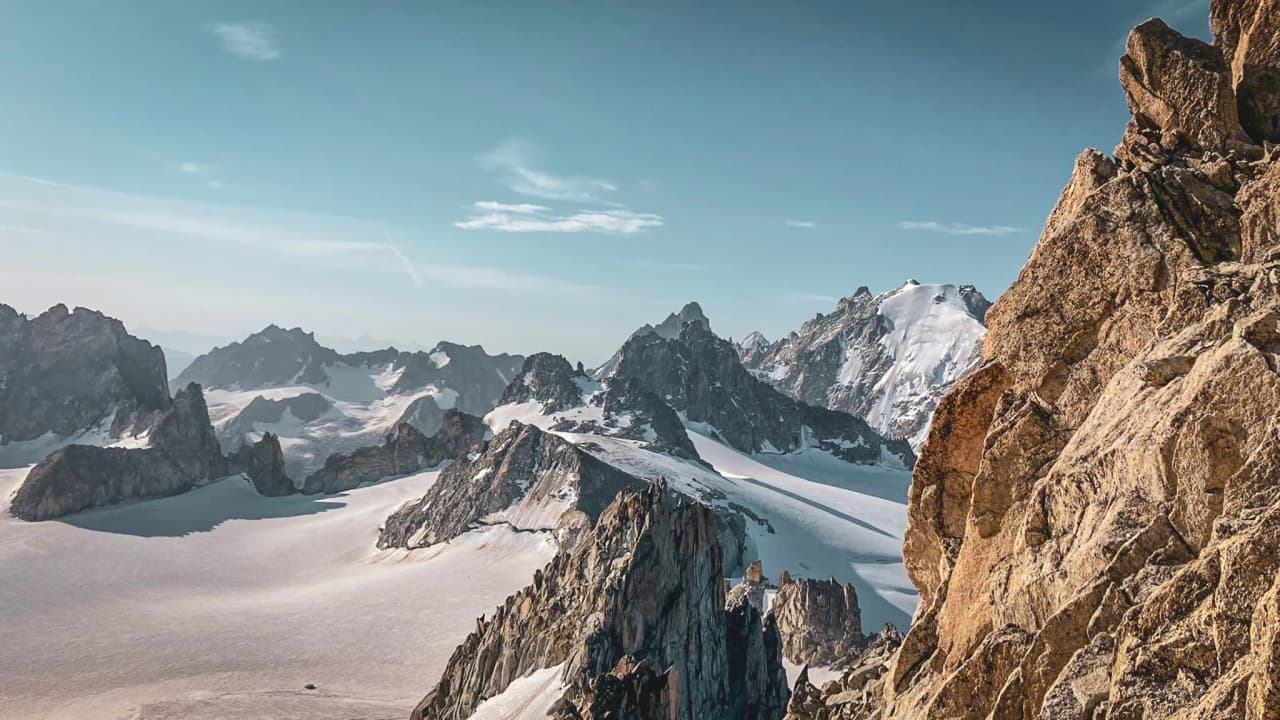 Vue panoramique sur des sommets alpins majestueux et glaciers étincelants à Chamonix.