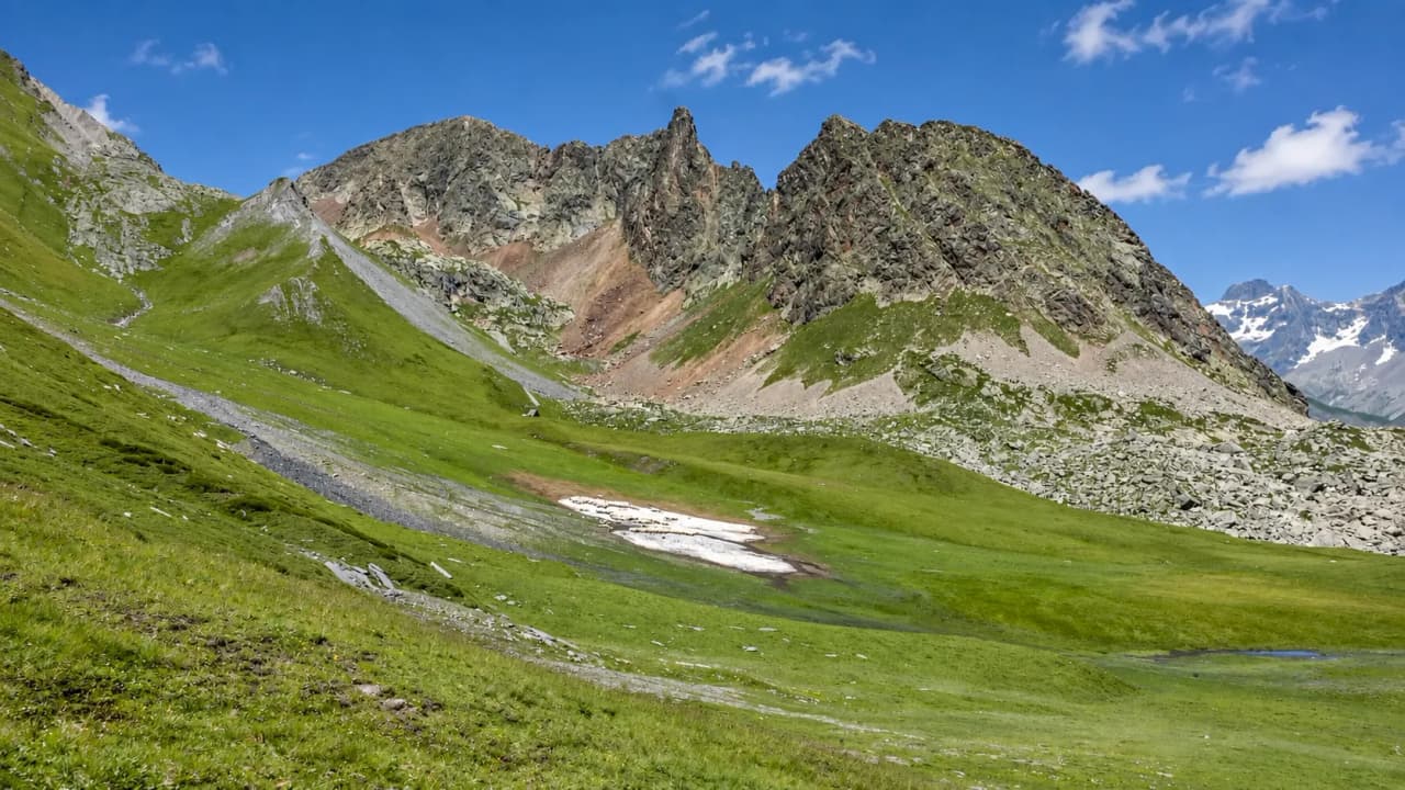 The lush green landscapes, majestic peaks and sparkling lakes of the Écrins. An escape into nature.