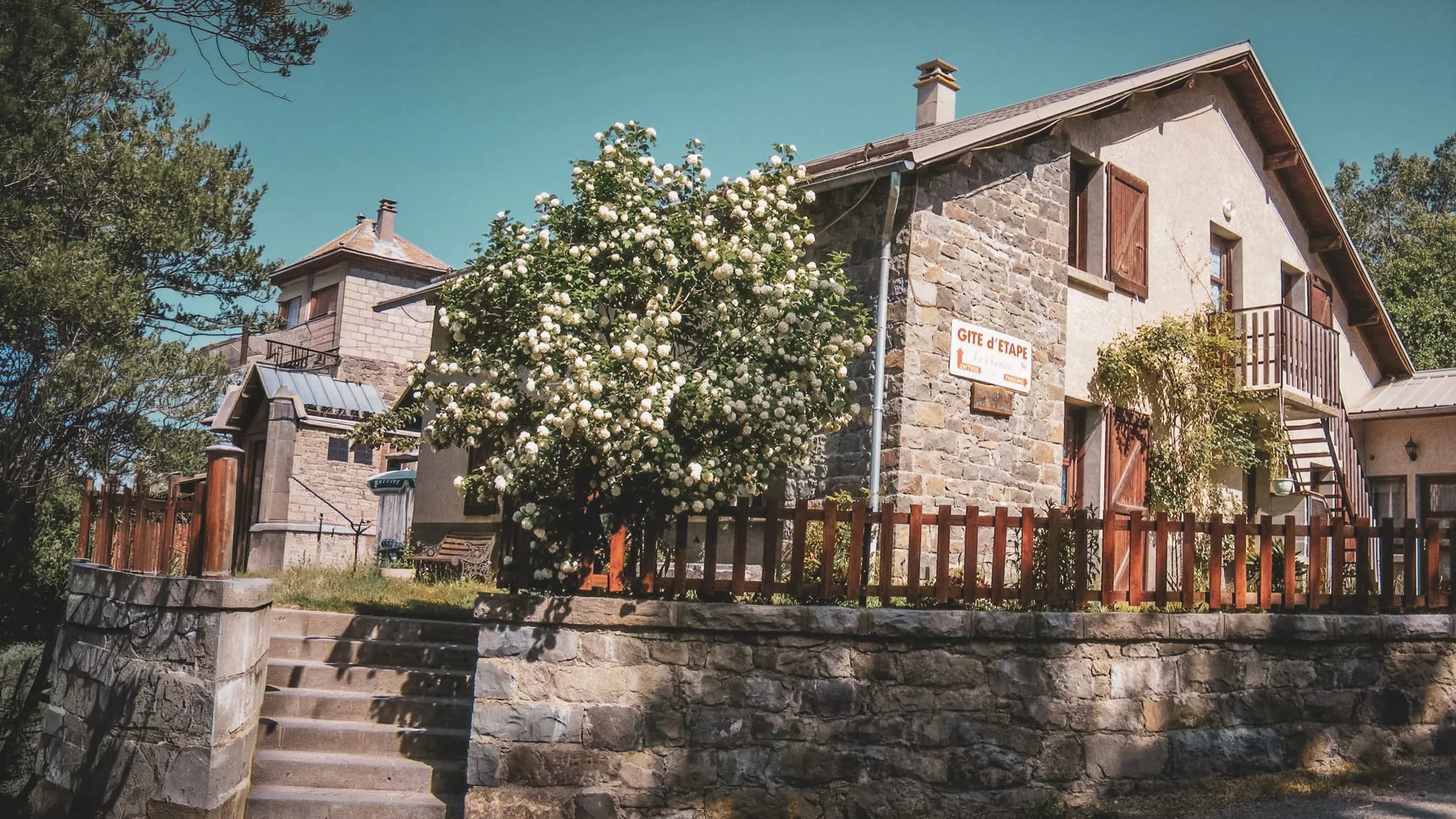 Charmante maison en pierres, fleurs fleuries et ambiance alpin, idéale pour une aventure nature.