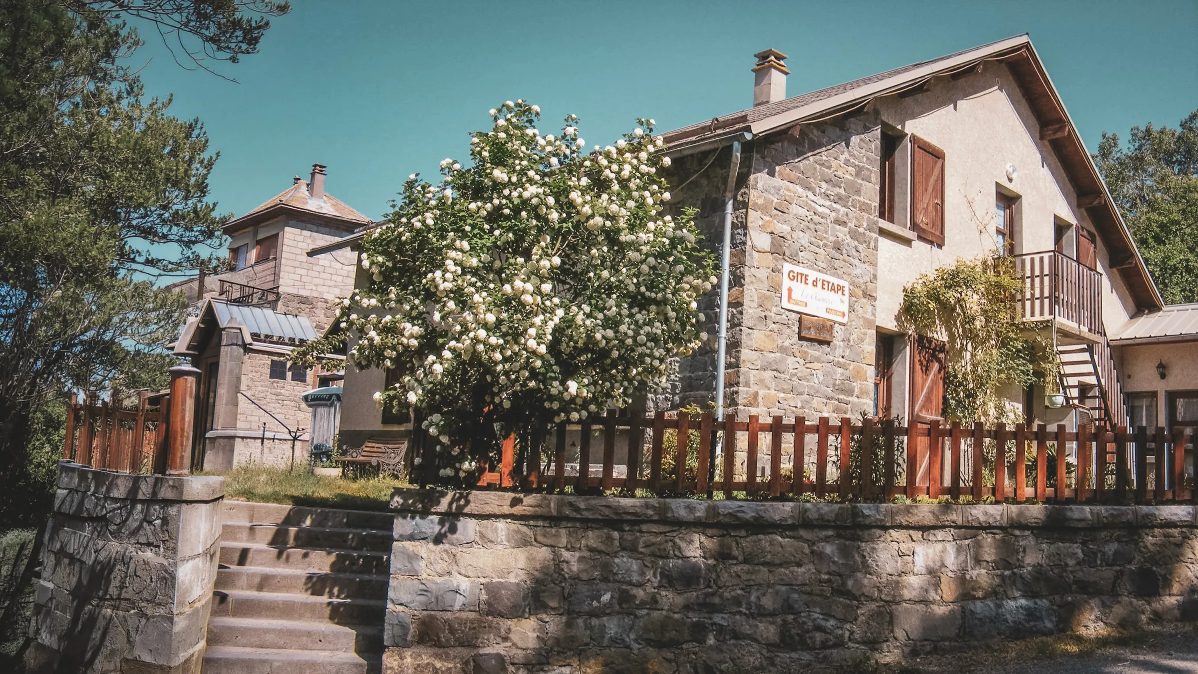 Charmante maison en pierres, fleurs fleuries et ambiance alpin, idéale pour une aventure nature.