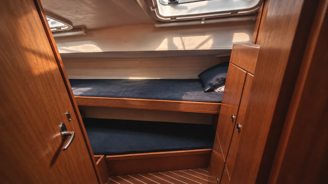 Intérieur chaleureux d'un voilier, offrant un espace cozy pour se reposer après une journée d'aventure.