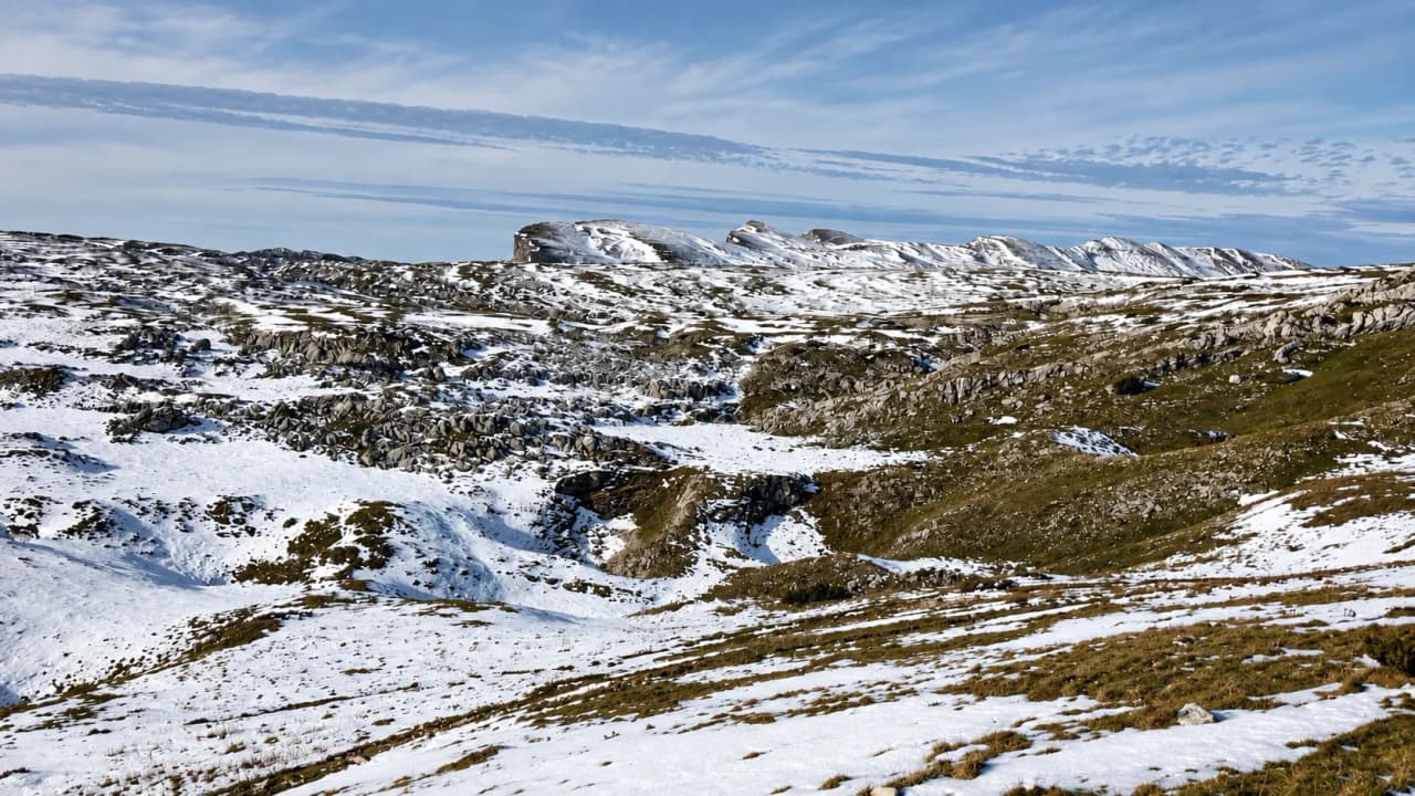 A winter landscape in the Vercors, with snow-capped hills and a majestic blue sky, inviting you to set off on an adventure.