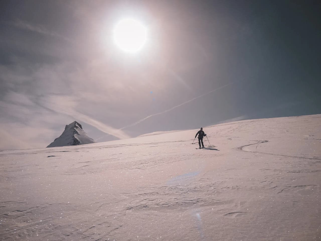 Een skiër die afdaalt naar Zermatt aan het einde van de Haute Route.