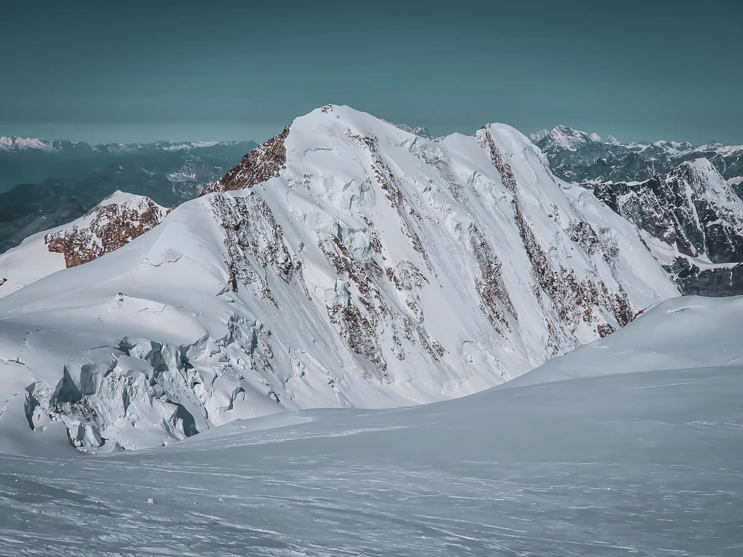 Montagnes enneigées du Mont Rose, avec glaciers étincelants sous un ciel serein. Aventure alpine !