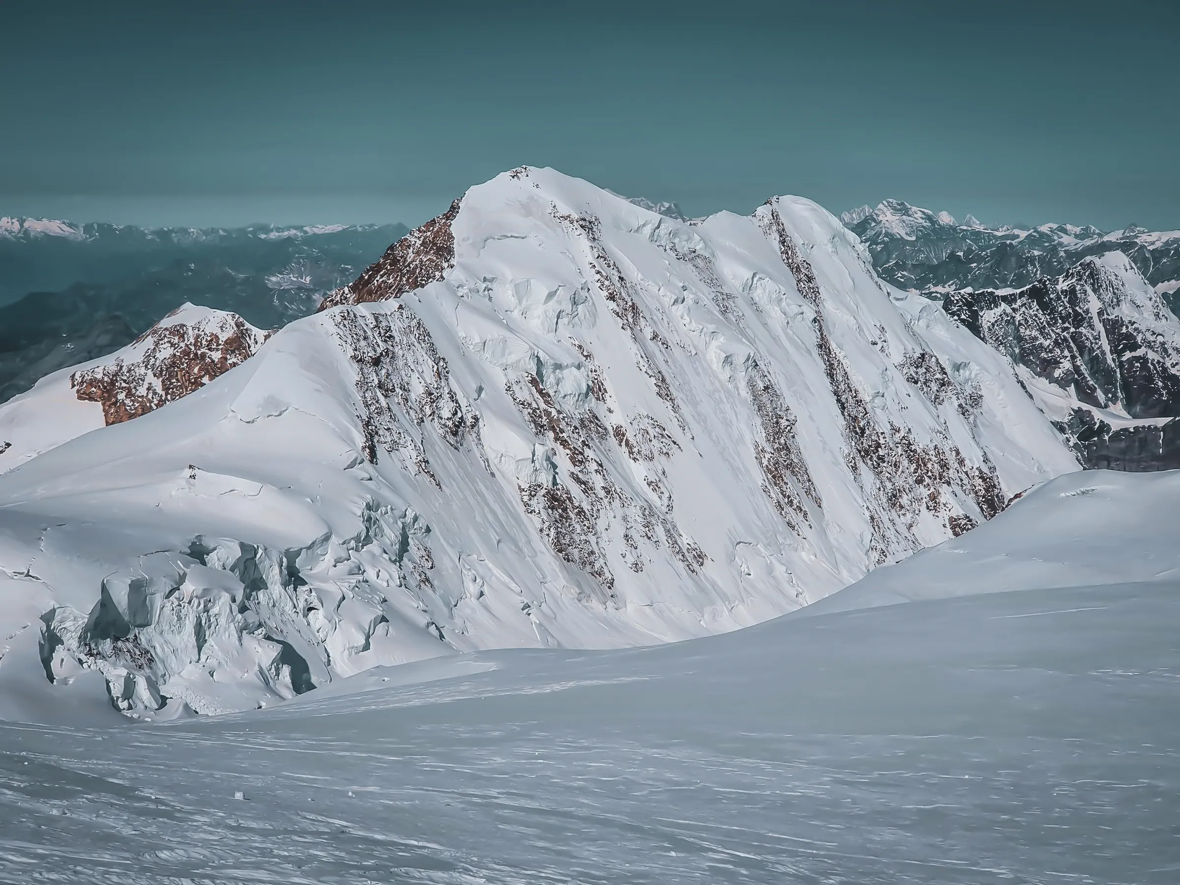 Montagnes enneigées du Mont Rose, avec glaciers étincelants sous un ciel serein. Aventure alpine !