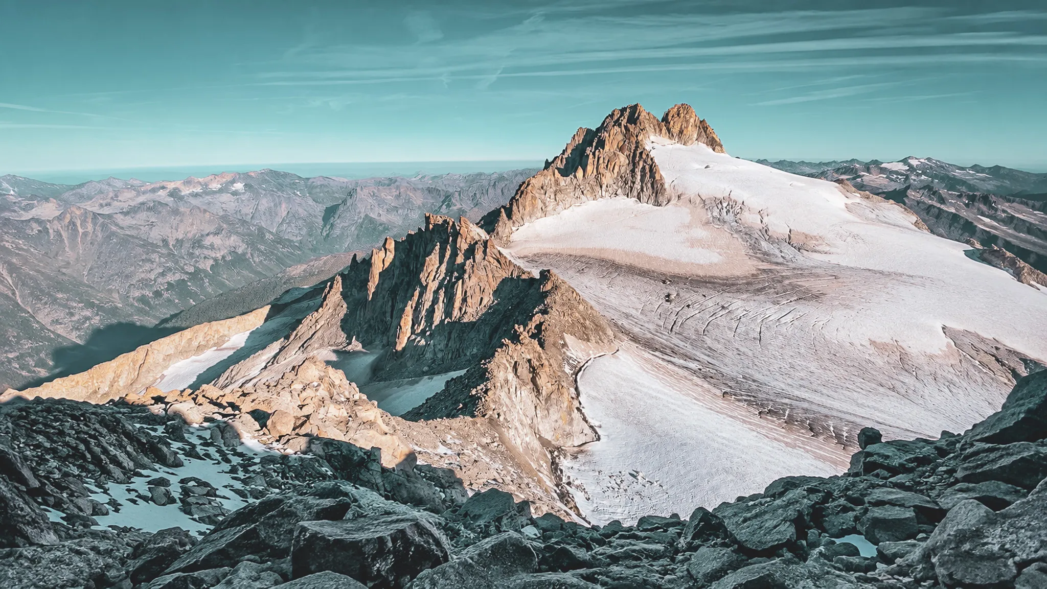Vue panoramique des sommets majestueux de Chamonix, entre glaciers et roches escarpées.