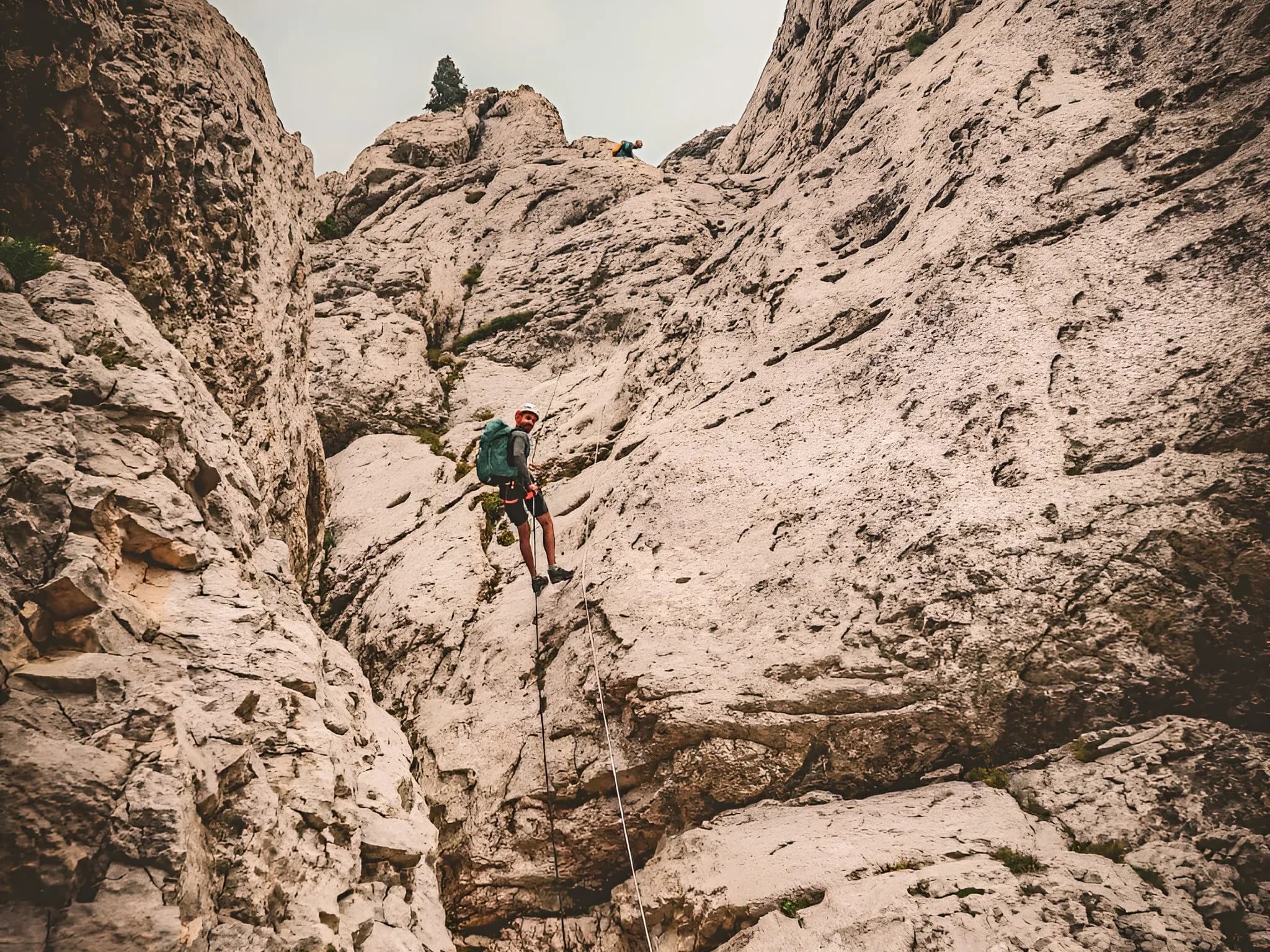 Beklim de kliffen van de Mont Aiguille, een duizelingwekkend panorama in het hart van de Vercors.