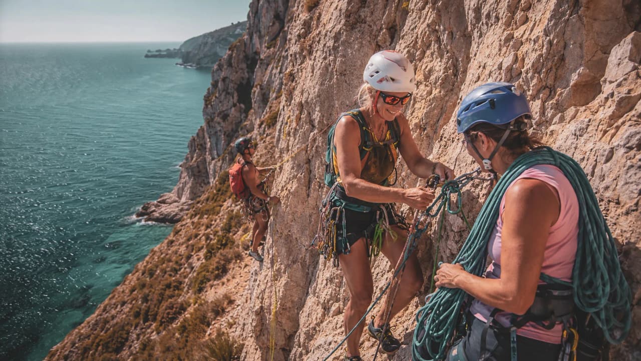 Climbing overlooking the Mediterranean, impressive rock faces and a sunny sky – an immersive adventure.