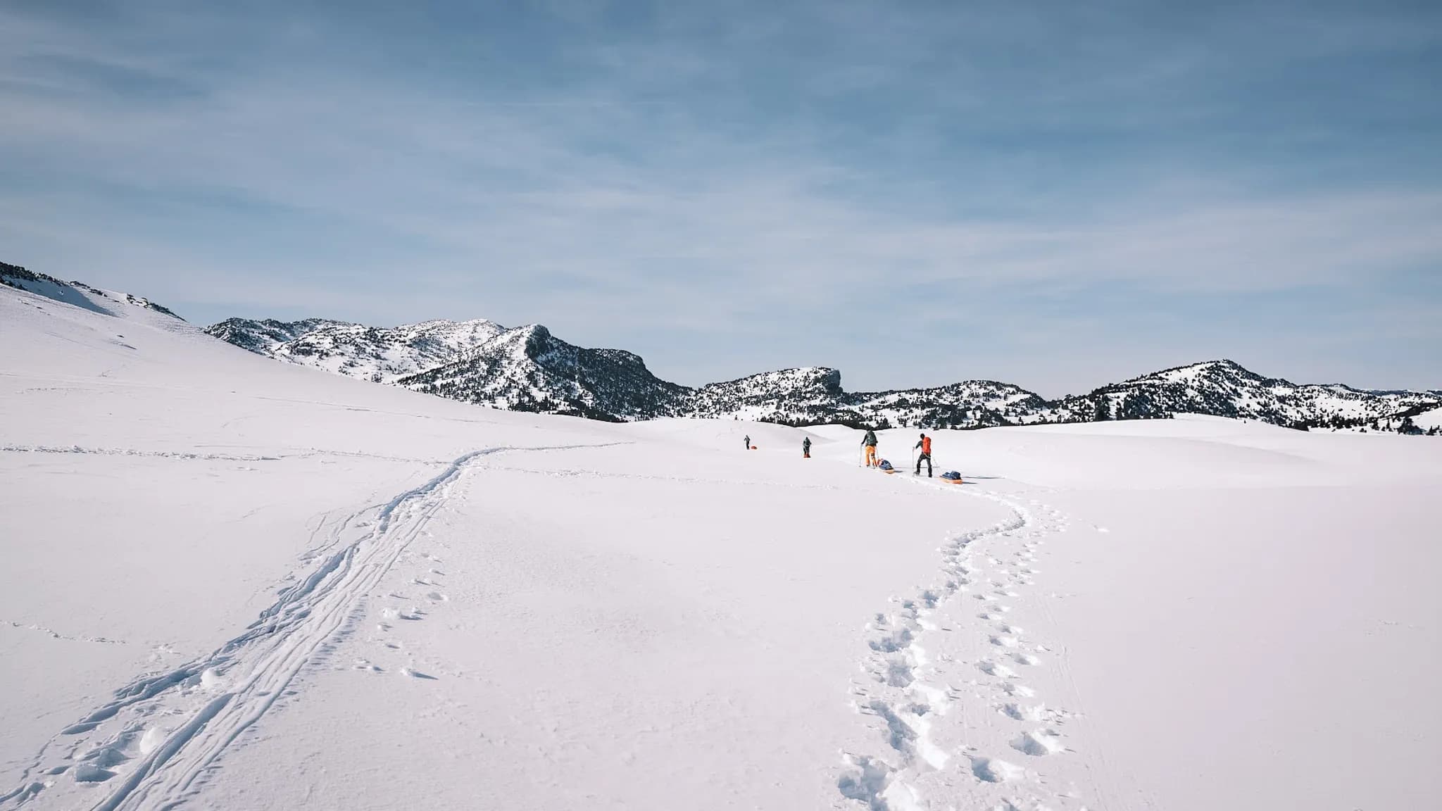 "Vaste paysage enneigé du Vercors, aventure en raquettes avec montagnes majestueuses en toile de fond."