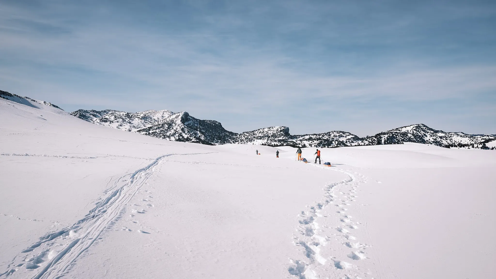 "Vaste paysage enneigé du Vercors, aventure en raquettes avec montagnes majestueuses en toile de fond."