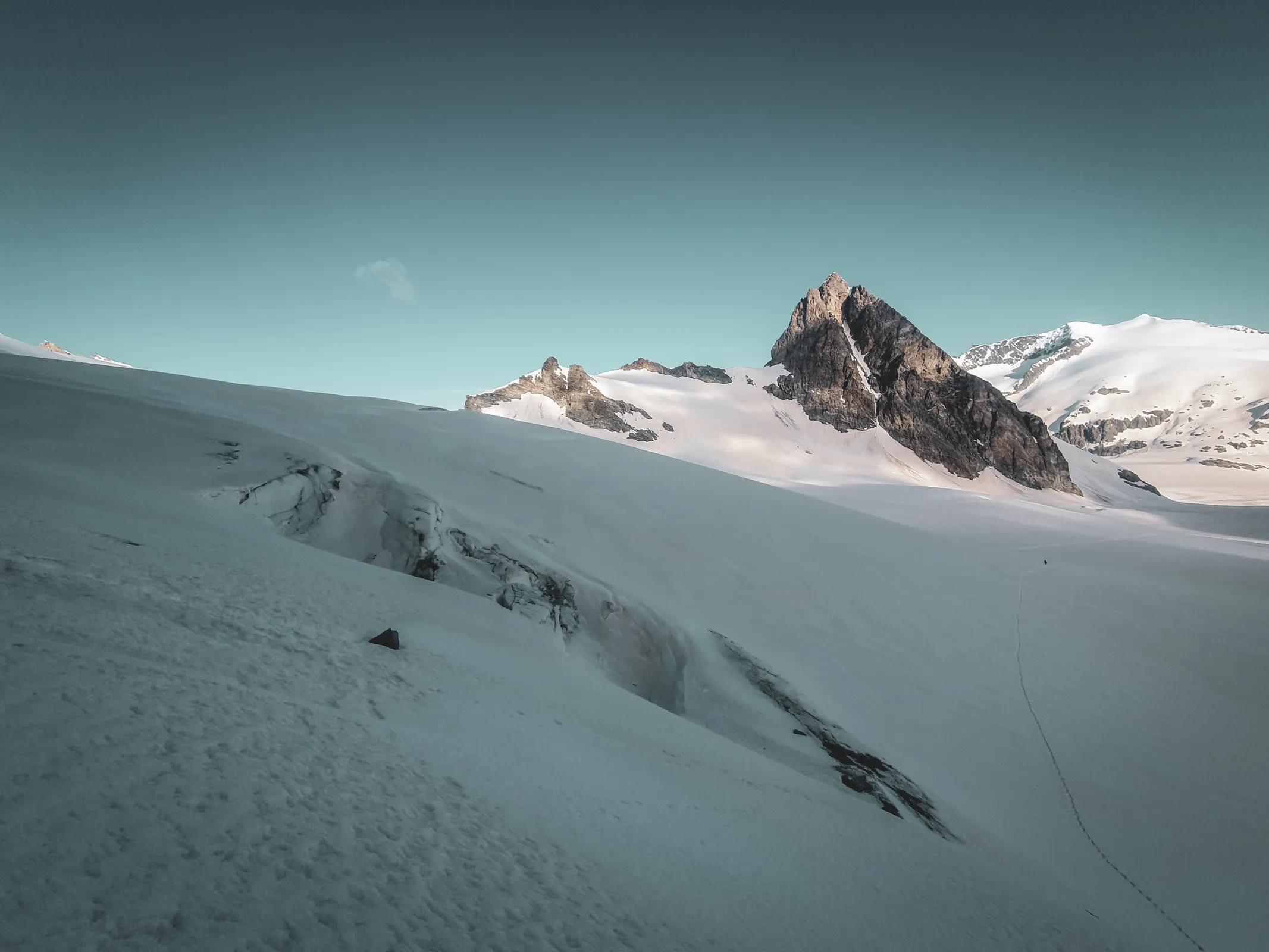 A vast glacial panorama of majestic mountains under an azure sky, an invitation to adventure.