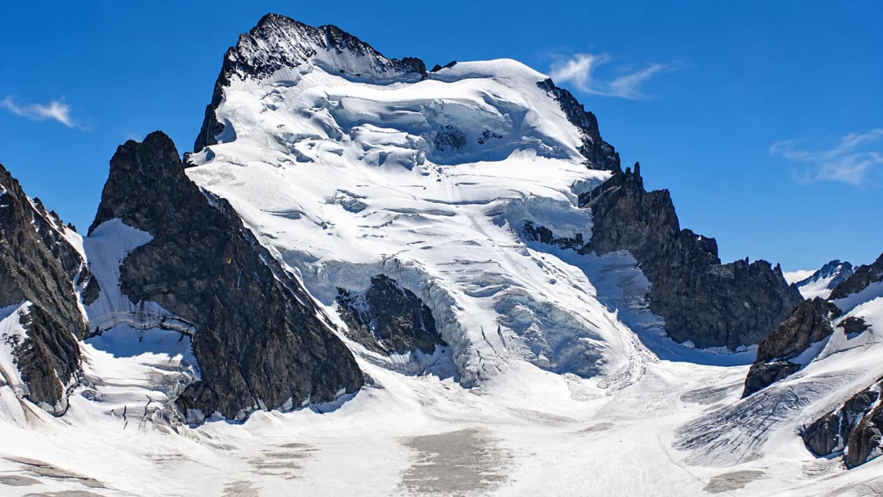 Een met seracs bedekte noordwand in het Écrins-massief, boven een gletsjerplateau.