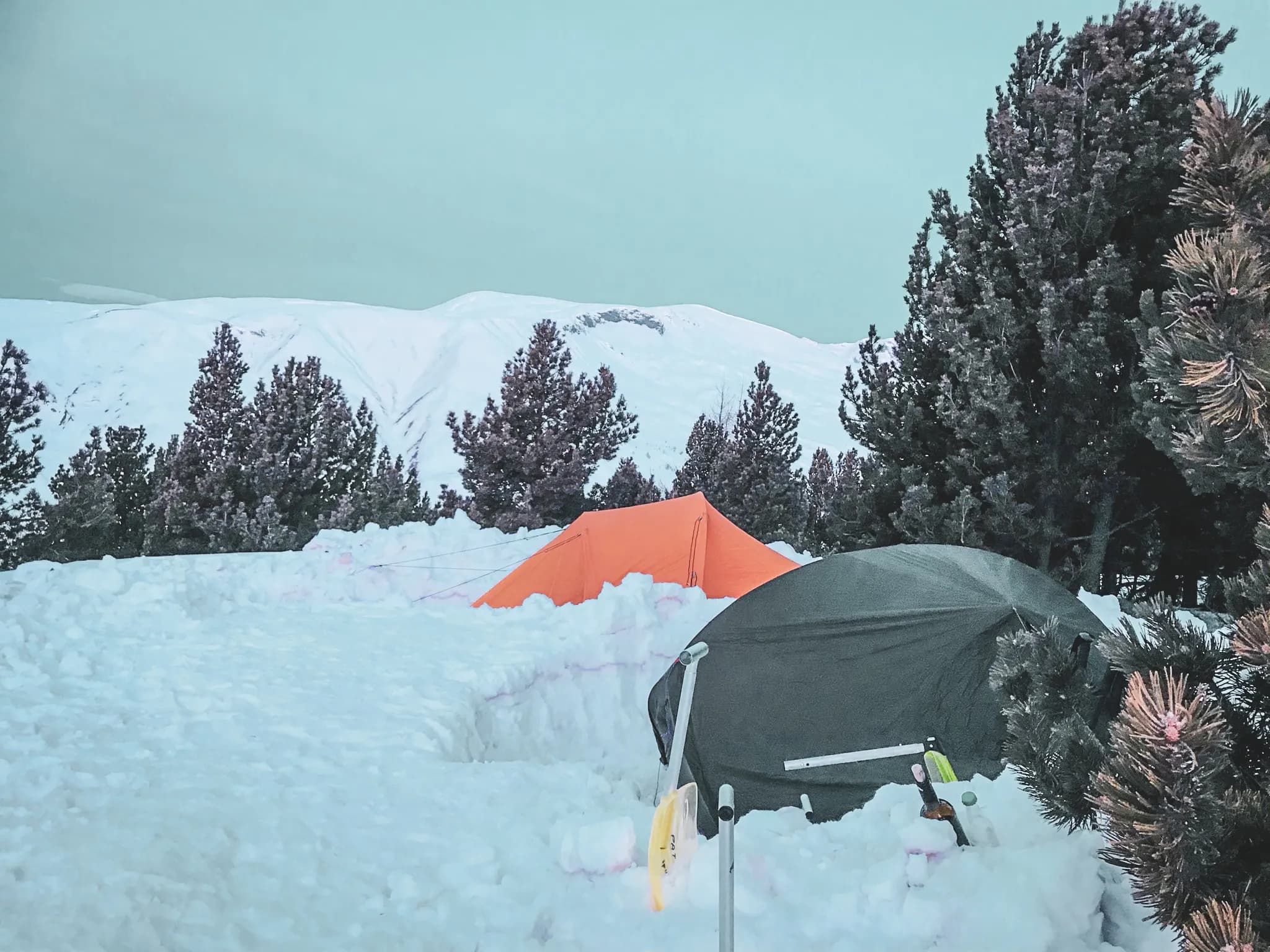 Deux bivouac dressés en plein hiver dans les glacier de la Meije.