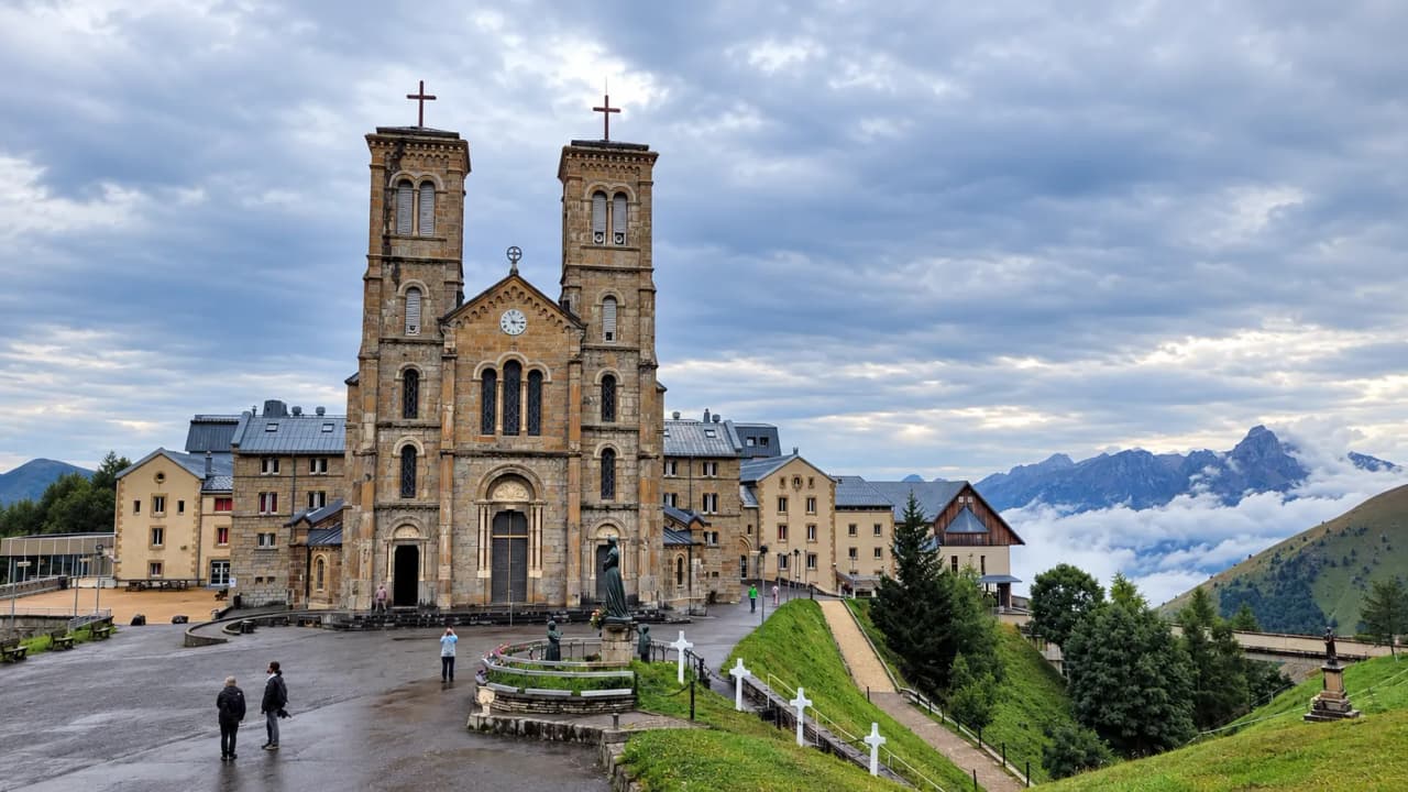 Un site majestueux aux Écrins, avec une église pittoresque et des montagnes en toile de fond.