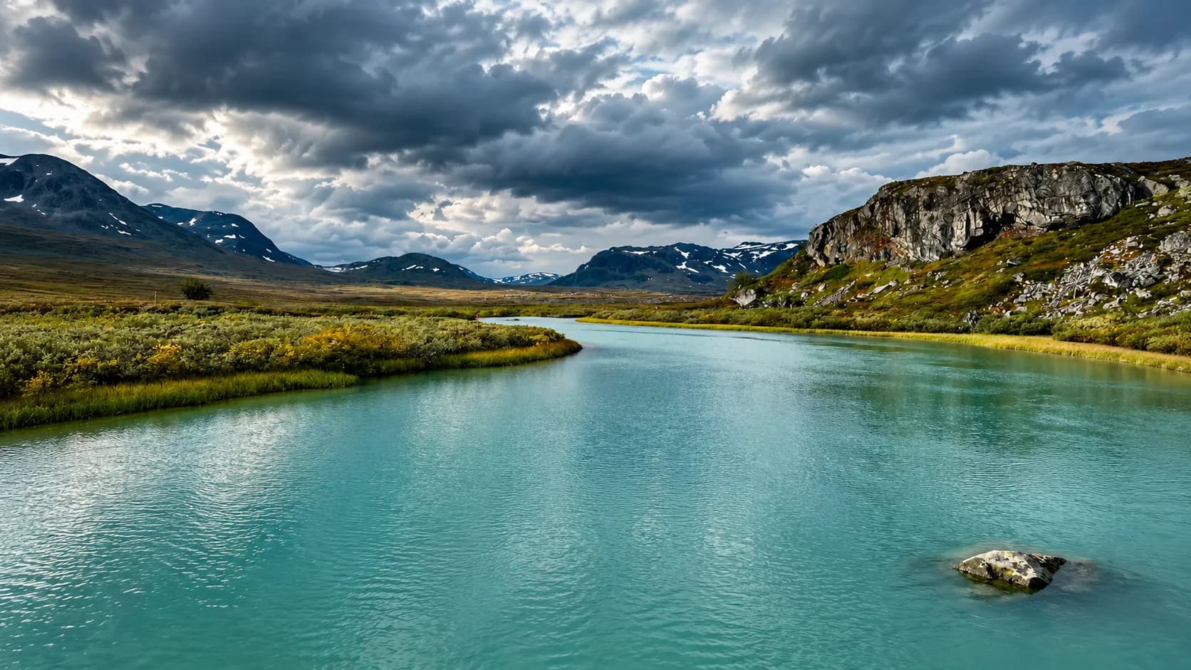 Een turkooizen rivier die zich een weg baant door de majestueuze bergen van Zweeds Lapland.