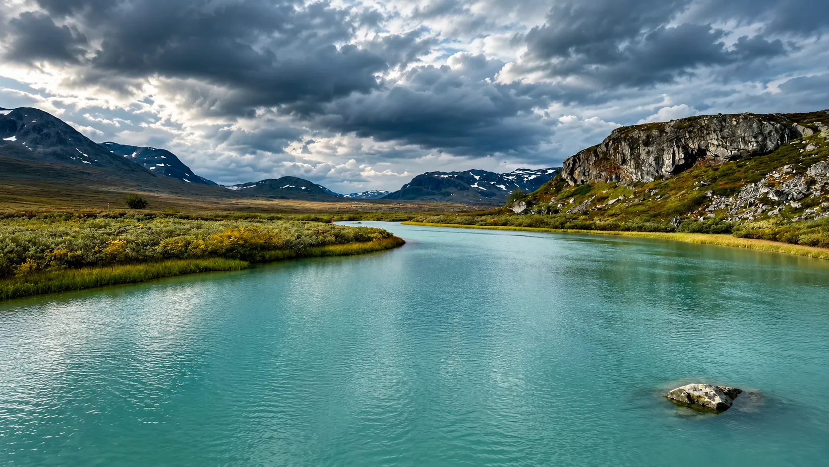 Een turkooizen rivier die zich een weg baant door de majestueuze bergen van Zweeds Lapland.