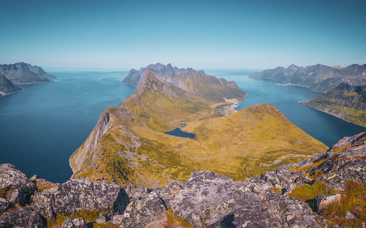 Spectacular panoramic views of the Lofoten Islands, between majestic mountains and peaceful seas.