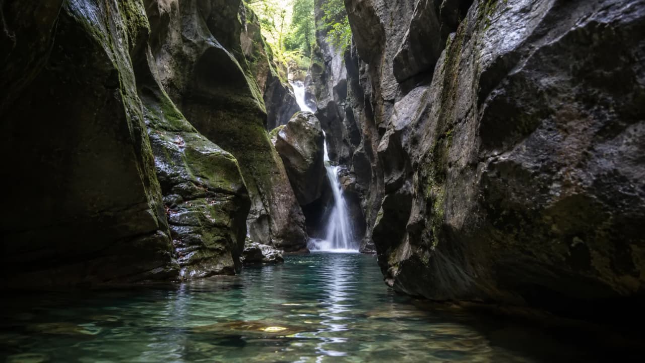 "Un canyon verdoyant avec une cascade, invitant à l'aventure et à la détente au Vercors."