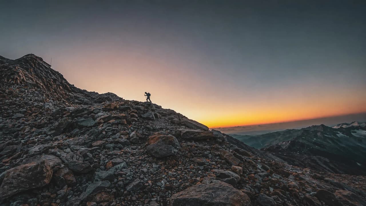 Beklim bij zonsopgang de toppen, tussen rotsen en majestueuze landschappen.