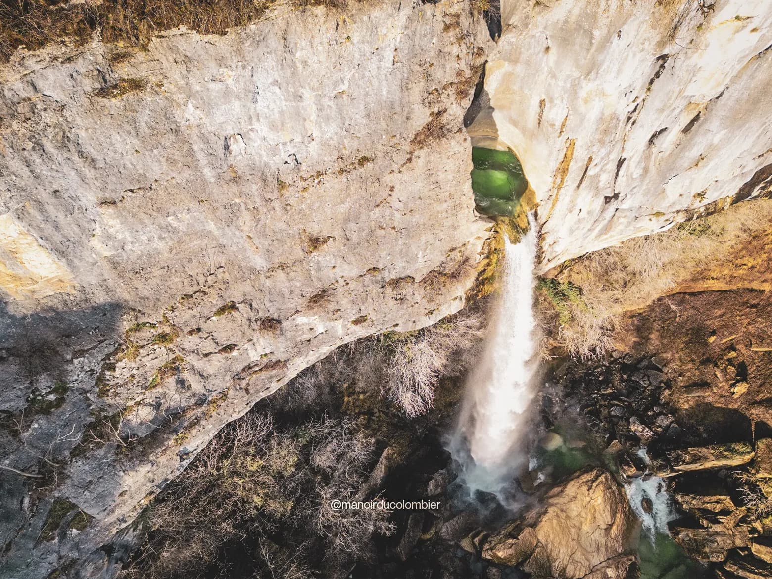 Cascades majestueuses se déversant sur des rochers verdoyants, une invitation à l'évasion nature.