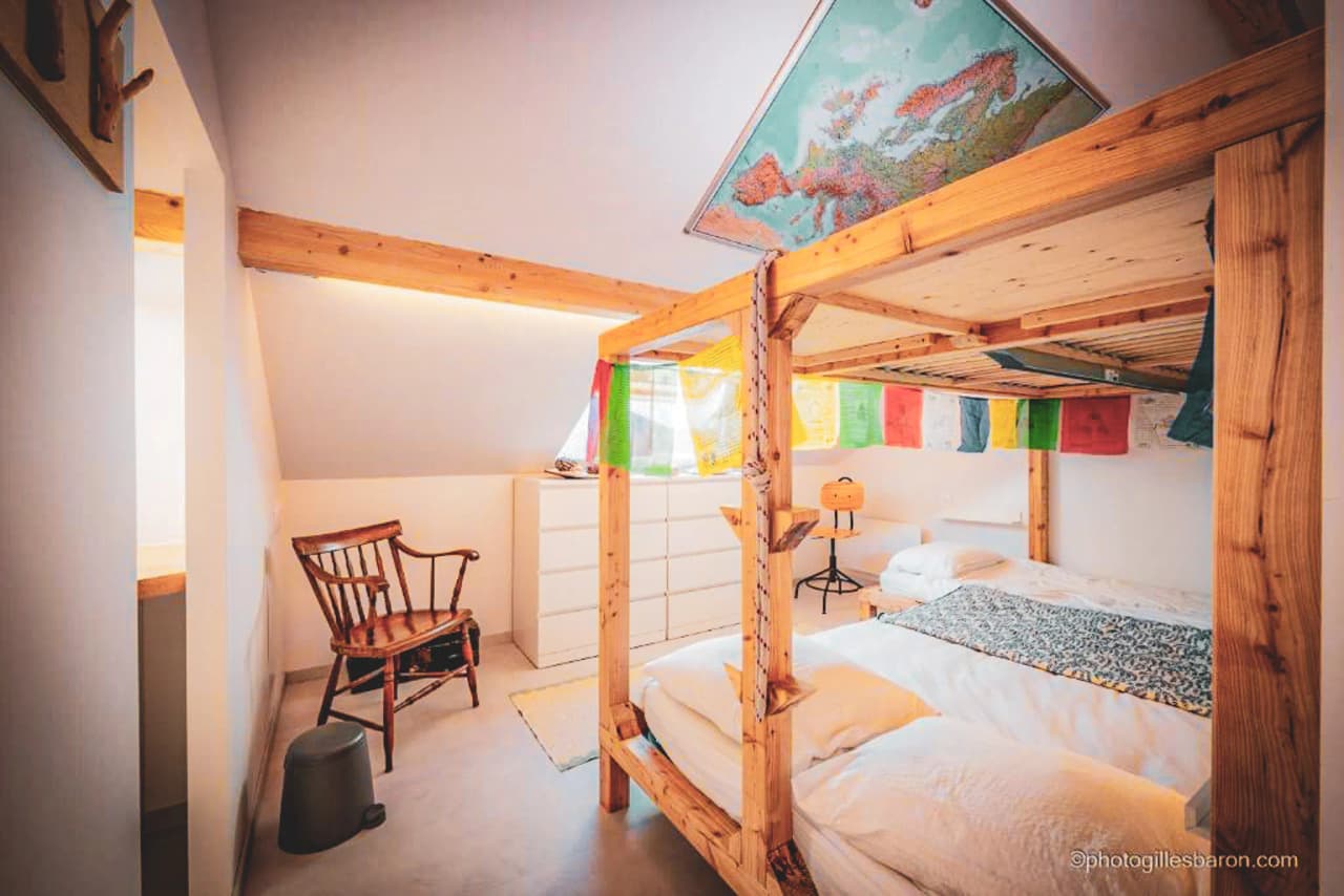 A cosy wooden room with a comfortable bench and colourful décor – perfect after a day of adventure.