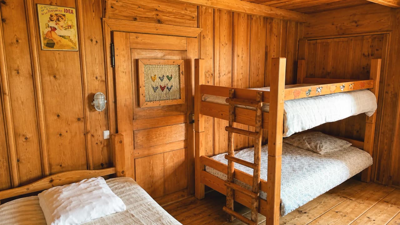 Warm wooden room with bunk beds, perfect for a convivial stay in the heart of nature.