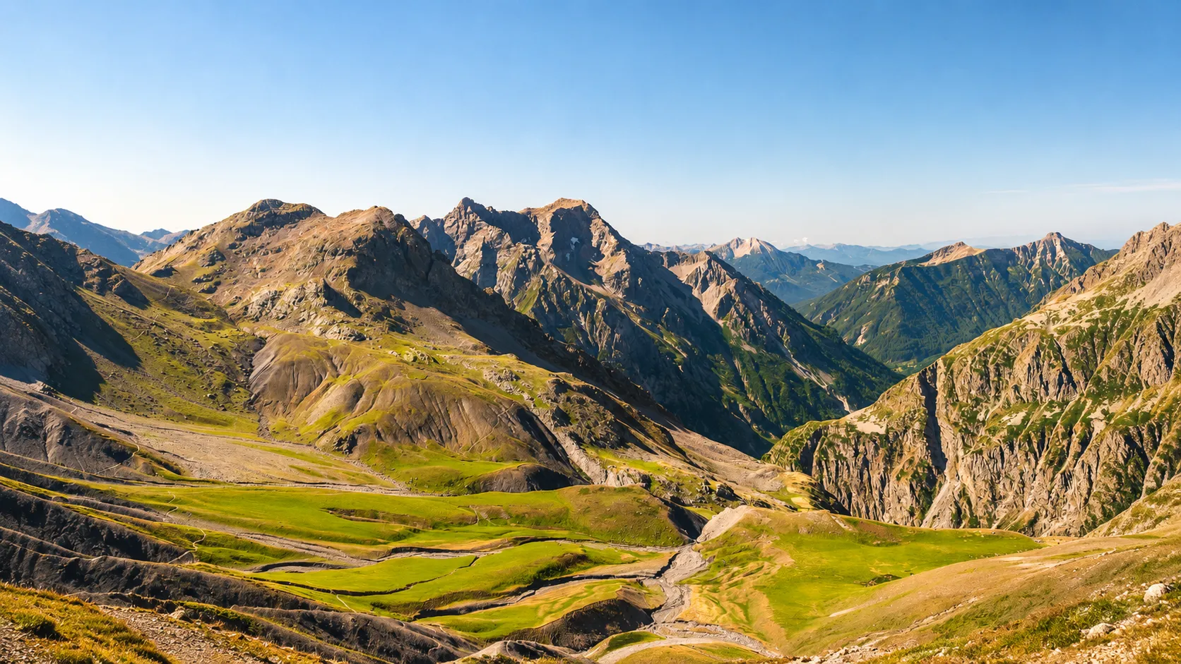 Paysage grandiose des Écrins, avec montagnes majestueuses et prairies verdoyantes. Ideal pour l'aventure!
