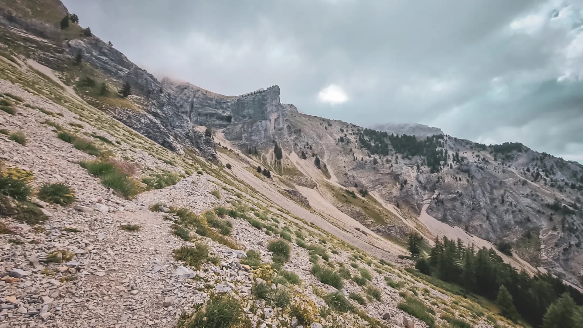 The Alpine scenery of Dévoluy, winding paths between majestic ridges and rocky mountains.