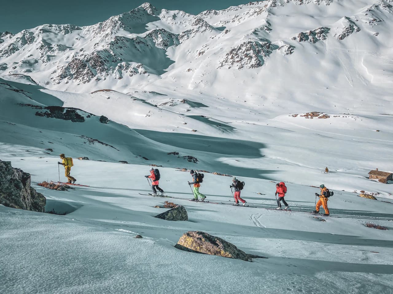 Een groep skiërs tijdens een tocht over de besneeuwde hellingen van de Mont Thabor, een betoverend alpenlandschap.