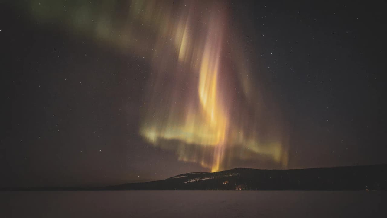 Aurores boréales colorées dans le ciel étoilé de la Laponie finlandaise. Un spectacle magique!