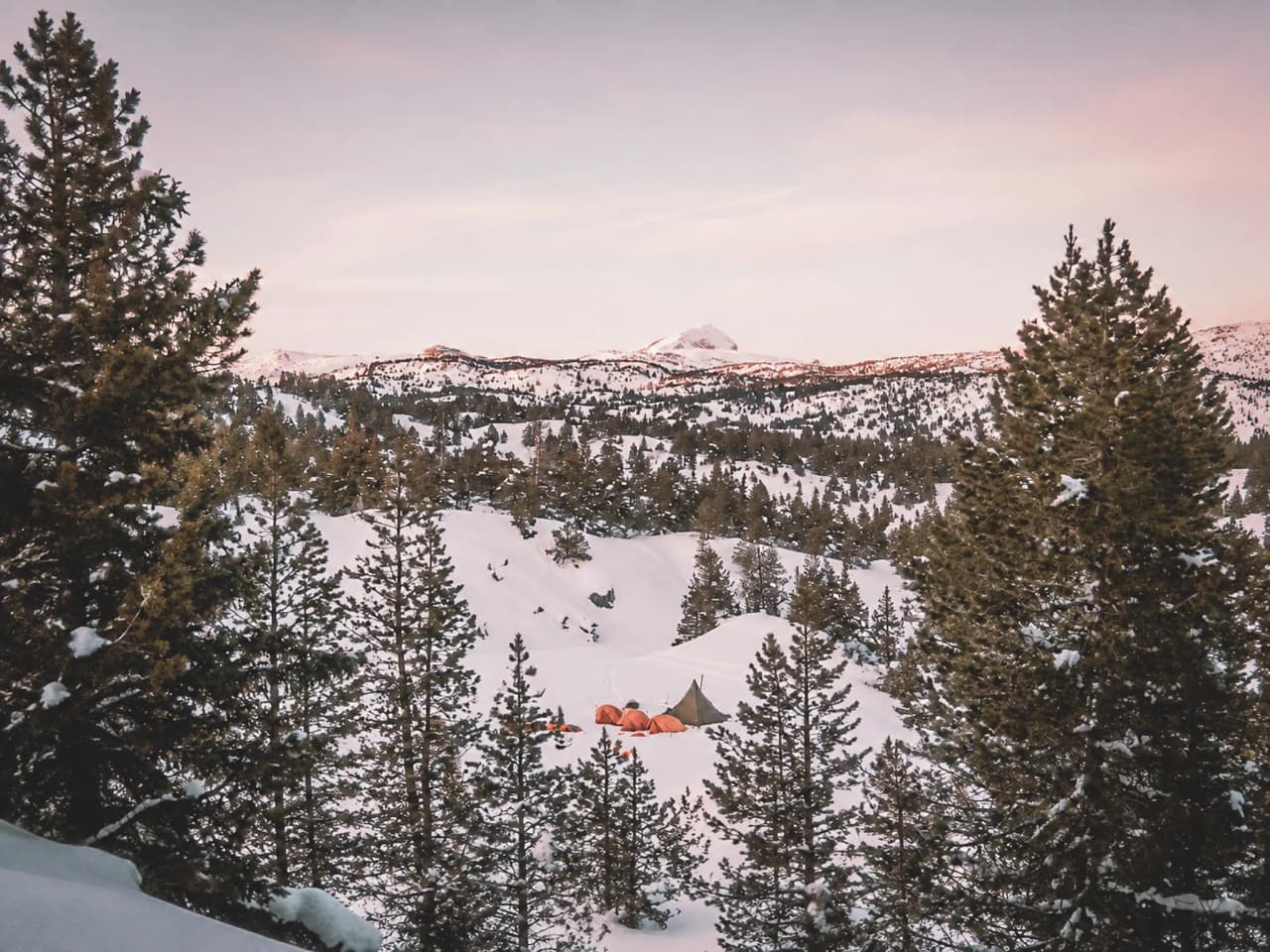 Kamperen in een tipi midden in de besneeuwde bergen van de Vercors, in een vredige en ongerepte omgeving.