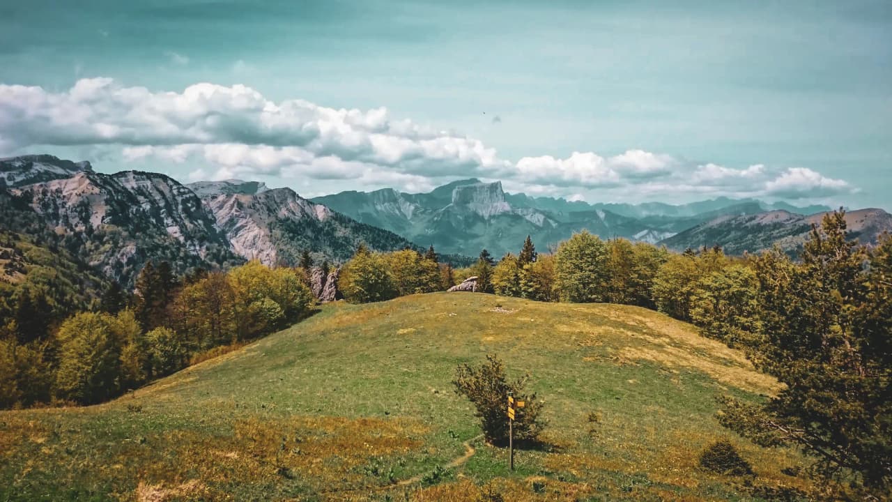 The captivating mountain landscape of the Vercors, between lush green mountain pastures and majestic peaks.