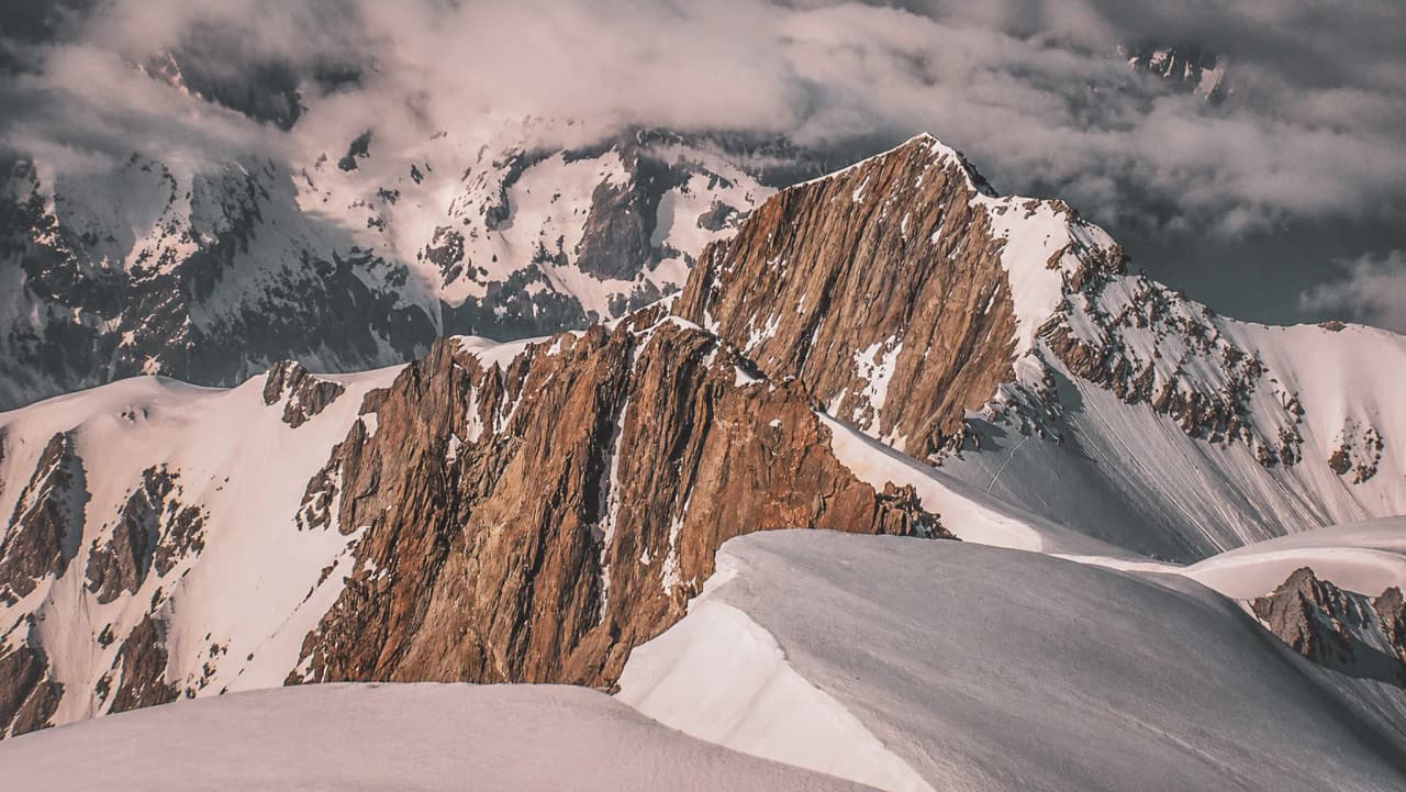 Een adembenemend panorama van de Dômes de Miage, tussen gletsjers en majestueuze rotsen.