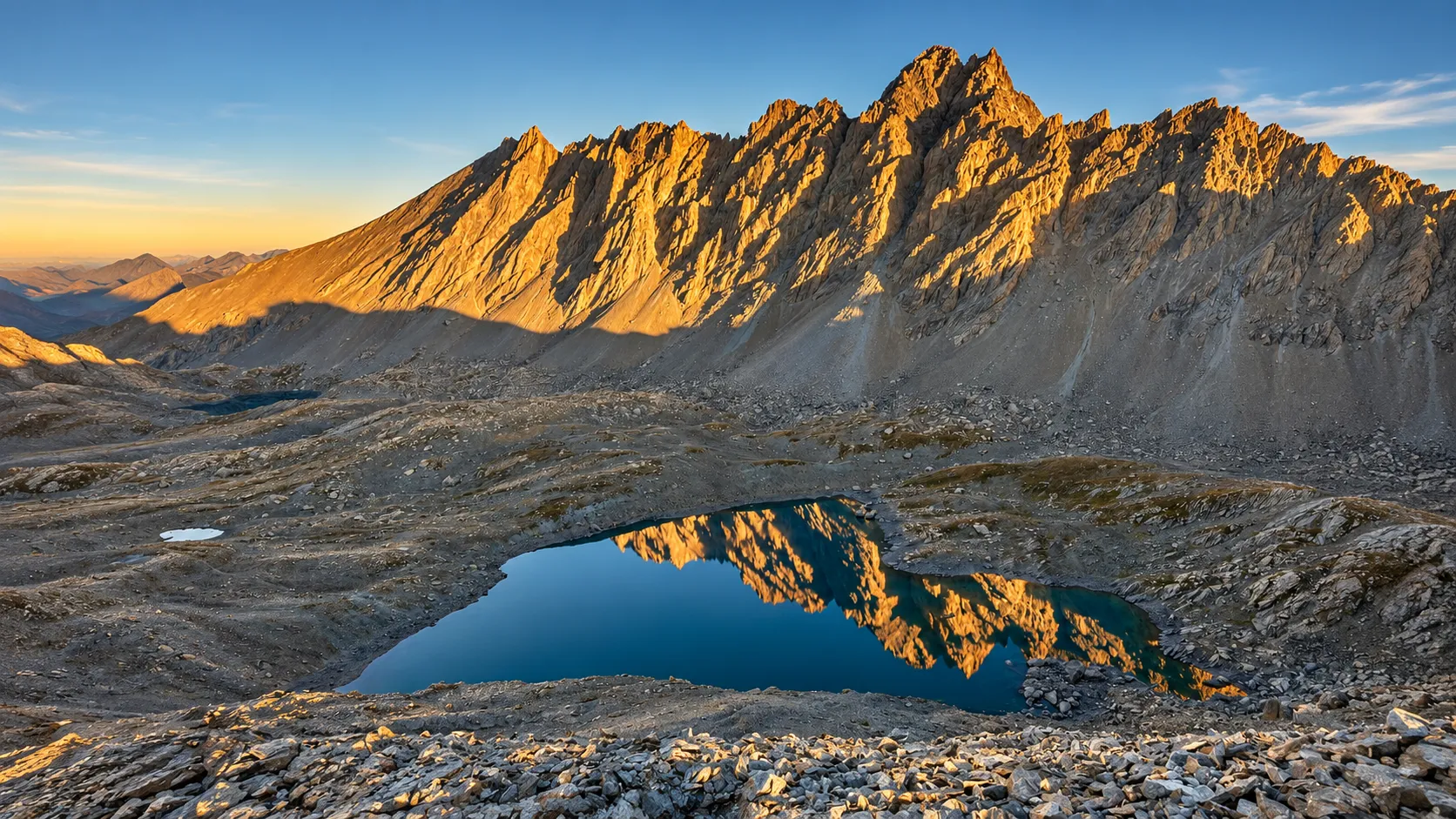 Vue majestueuse des Alpes avec le reflet des montagnes dans un lac cristallin au crépuscule.